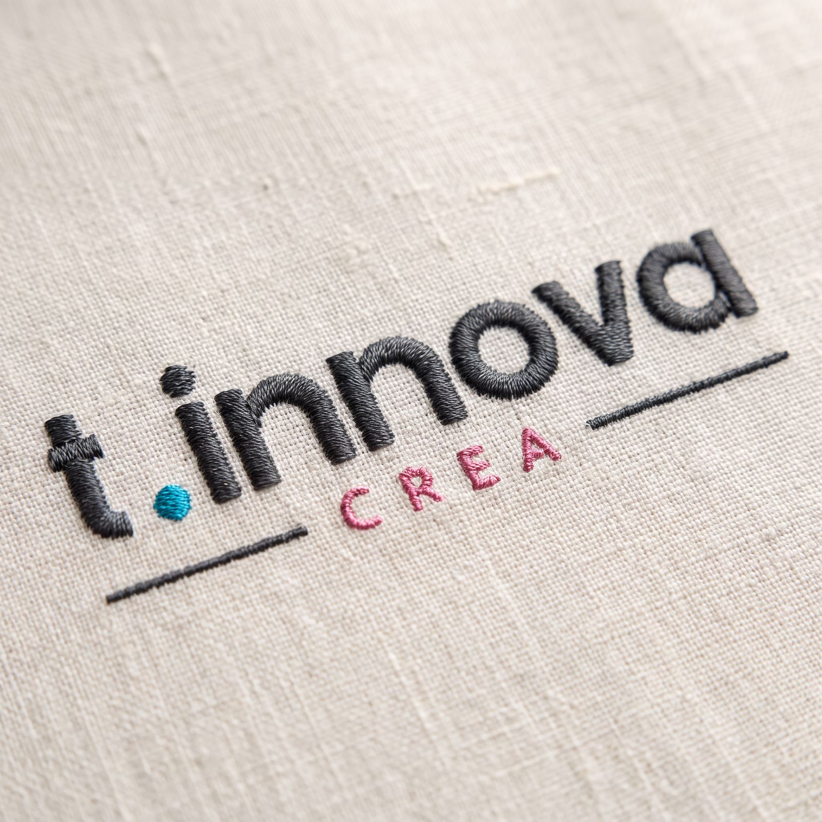 Logo bordado en tela
